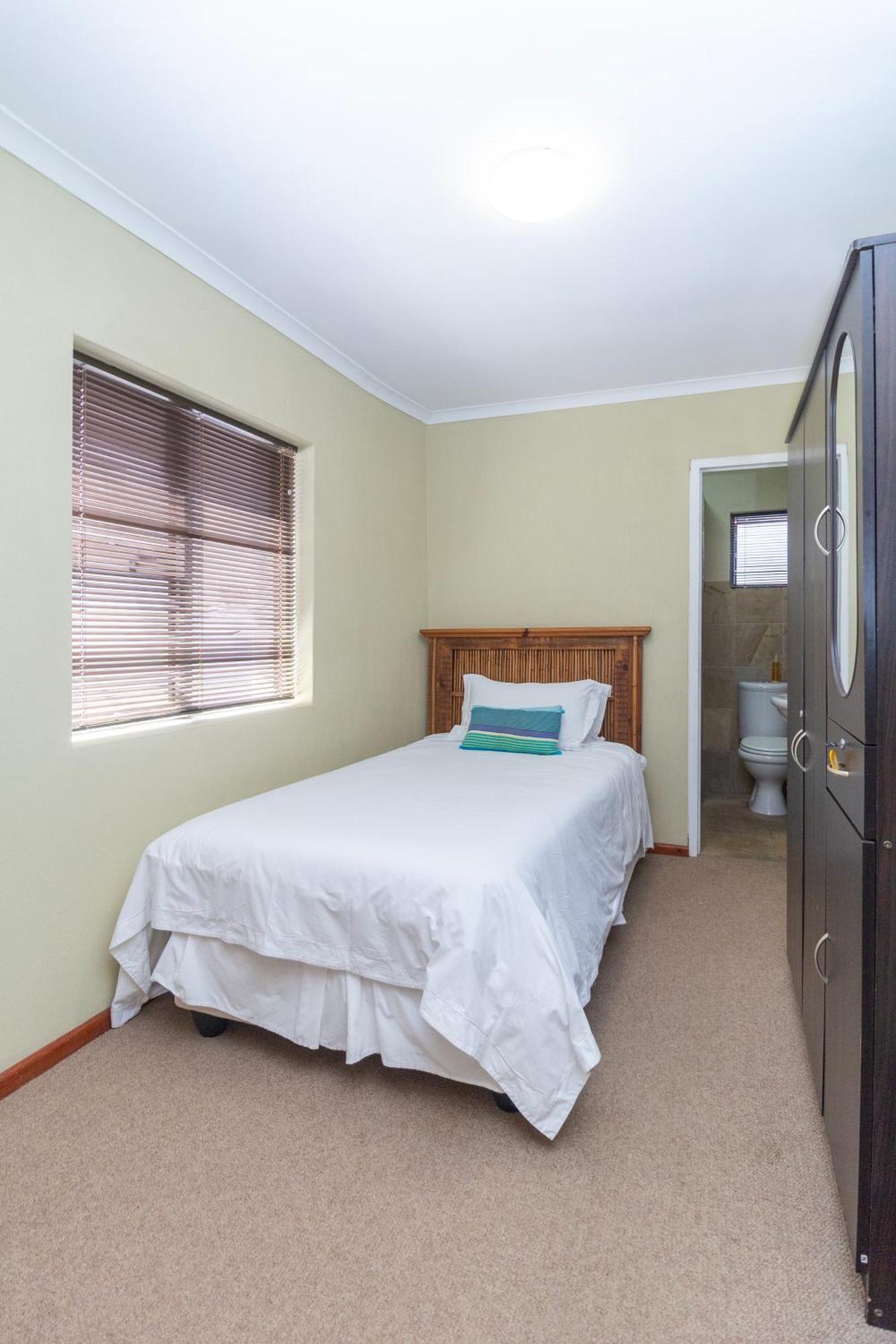 Whale Waters Self Catering Gansbaai Apartment De Kelders Luaran gambar